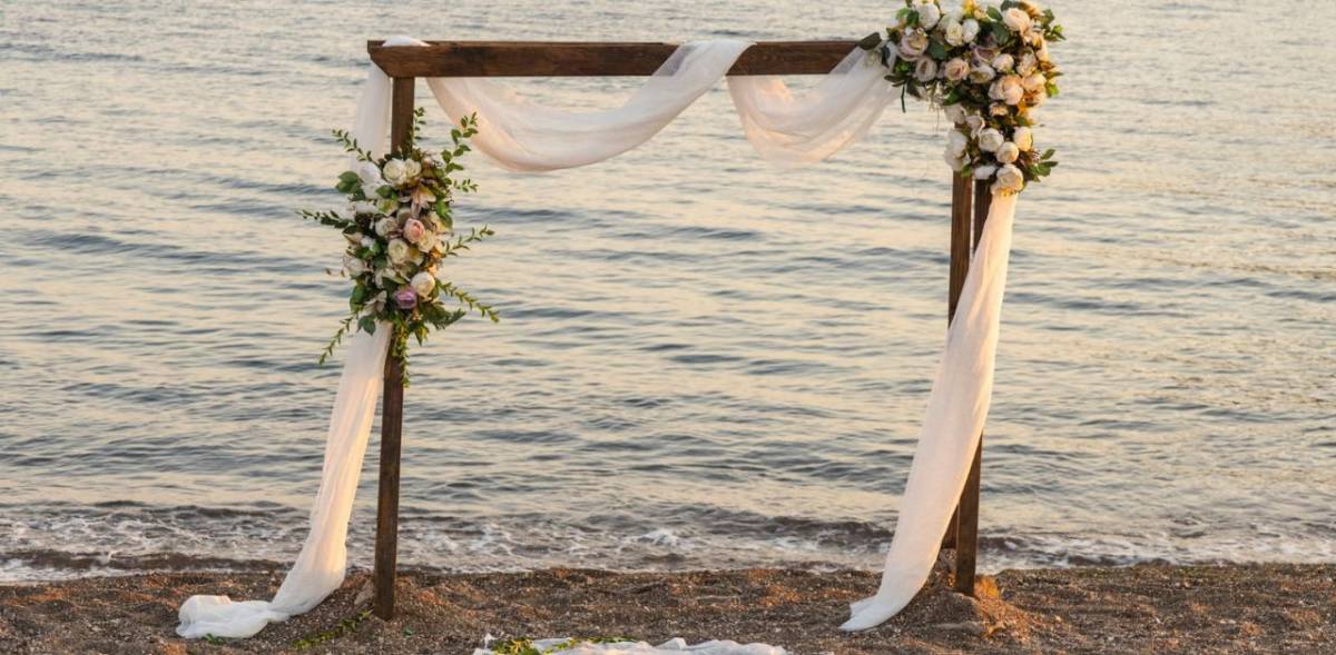 https://img.ilgcdn.com/sites/default/files/styles/xl/public/foto/2025/07/31/1753981602-organizzare-anniversario-matrimonio-spiaggia-2.jpg?_=1753981602
