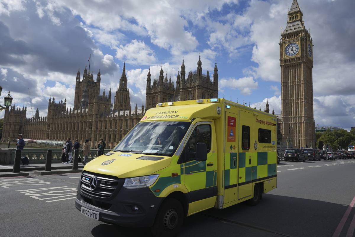 https://img.ilgcdn.com/sites/default/files/styles/xl/public/foto/2025/08/01/1754075406-ambulanza-londra.jpg?_=1754075406