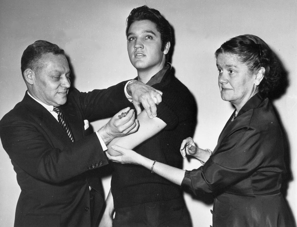 Il gemello perduto, la leggenda, la solitudine di un divo: le teorie fantasiose sulla morte di Elvis