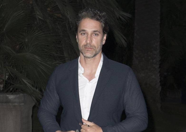 https://img.ilgcdn.com/sites/default/files/styles/xl/public/foto/2025/08/01/1754077926-raoul-bova.jpg?_=1754077926