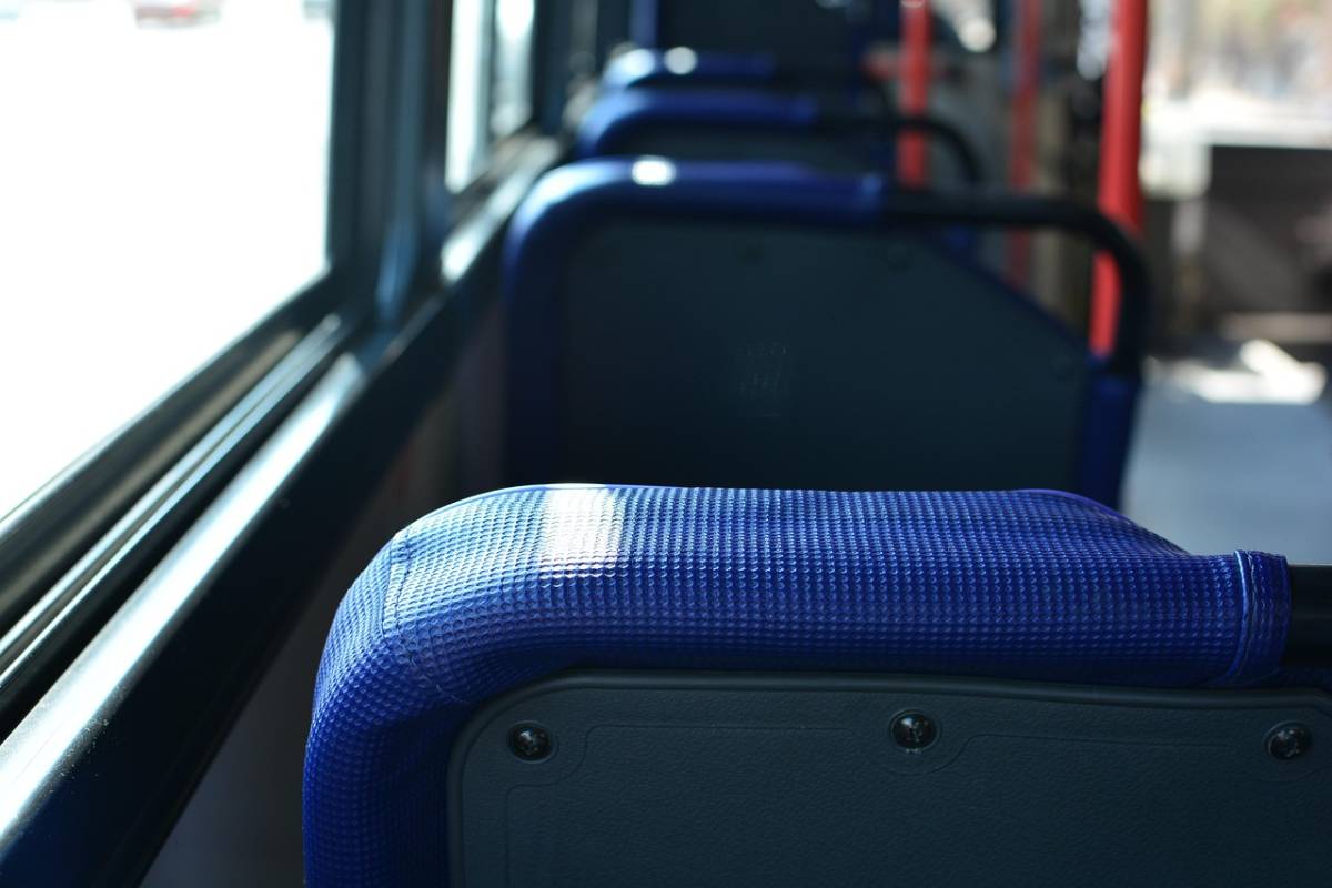 Viaggia in autobus con la figlia di 2 anni chiusa in valigia: arrestata una 27enne