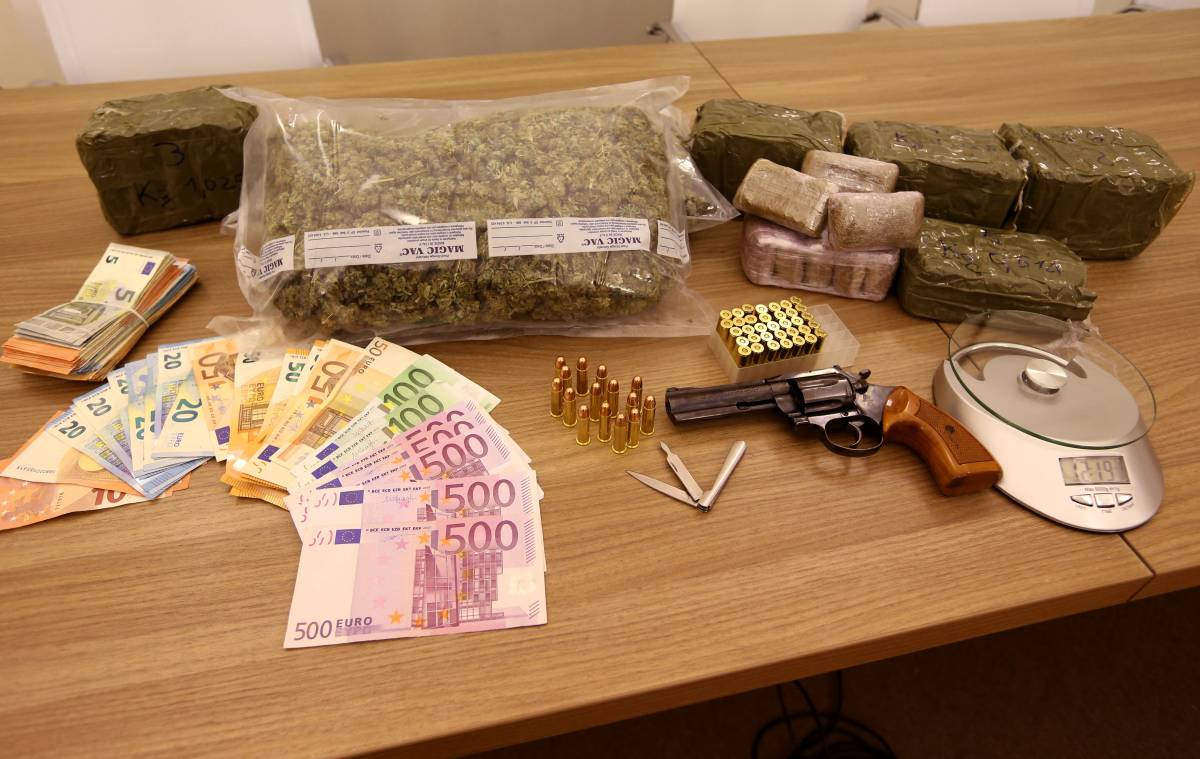 https://img.ilgcdn.com/sites/default/files/styles/xl/public/foto/2025/08/04/1754303688-droga-sequestro-2018.jpg?_=1754303688