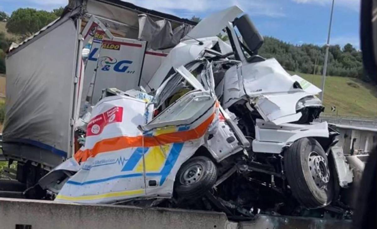 Camion salta la carreggiata sulla A1: tre morti su un'ambulanza. Circolazione bloccata
