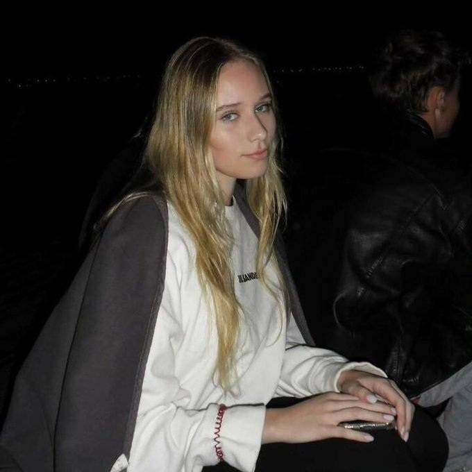 "Ha distrutto la mia vita...". Chi è Luiza Rozova, la figlia "segreta" di Putin