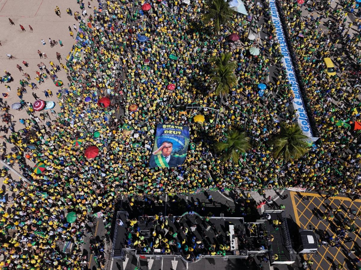 Bolsonaro arrestato e "ammutolito". Proteste in piazza e pressing degli Usa