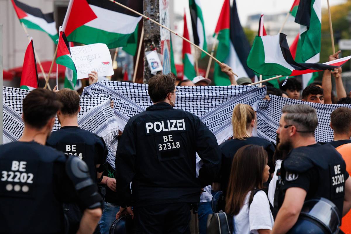 A Berlino la sinistra fa una festa a braccetto coi fiancheggiatori di Hamas