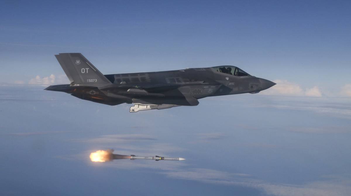 Il Pentagono sigla il più imponente ordine di missili AIM-120 AMRAAM mai effettuato