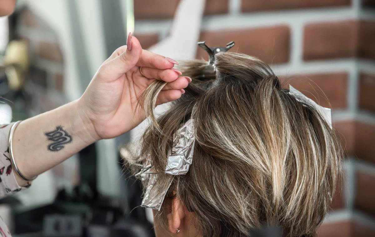 Prurito e perdita di capelli, l'incubo di due donne dal parrucchiere cinese: cosa c'era nello shampoo