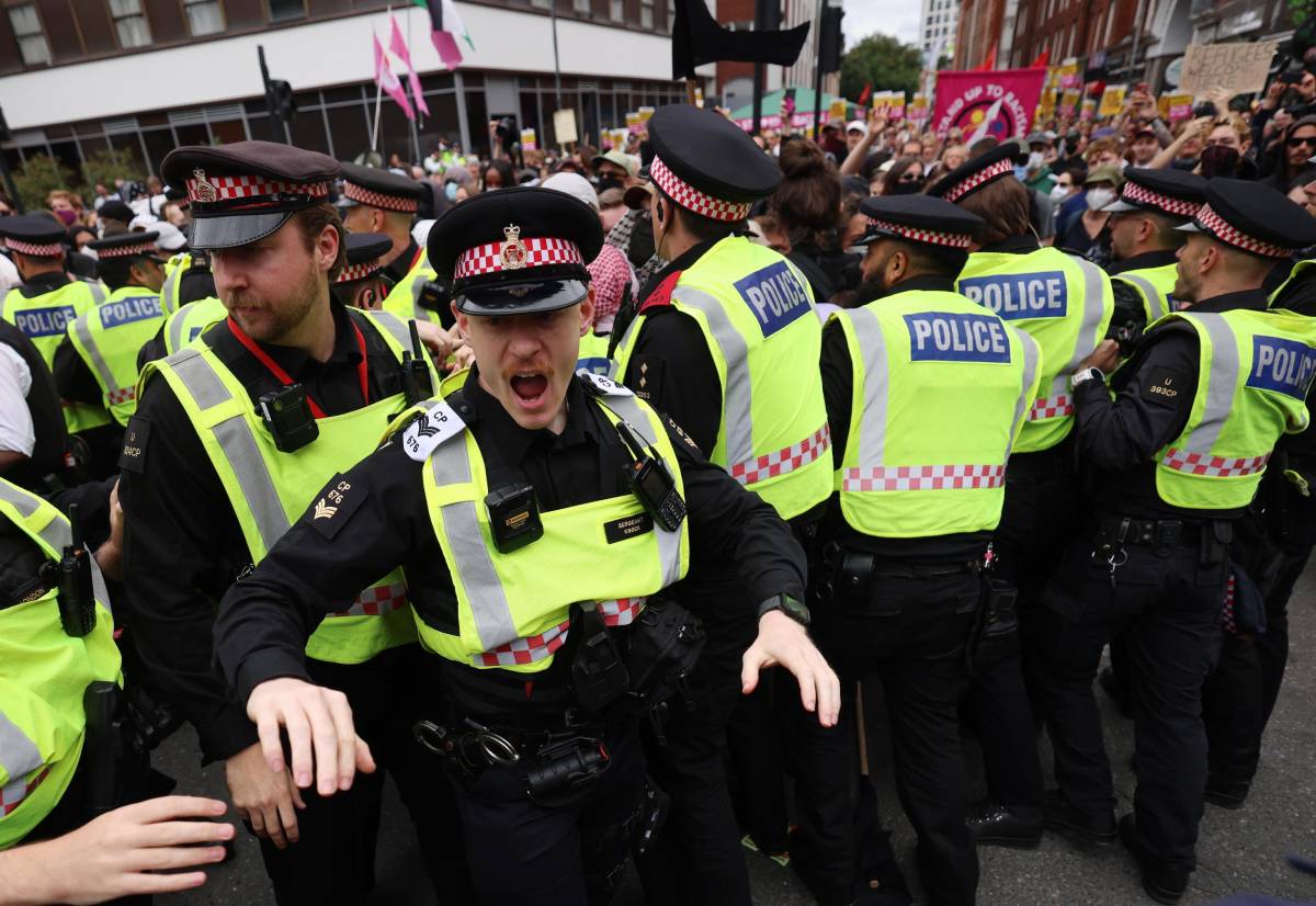 https://img.ilgcdn.com/sites/default/files/styles/xl/public/foto/2025/08/07/1754578547-polizia-londra-2025.jpg?_=1754578547