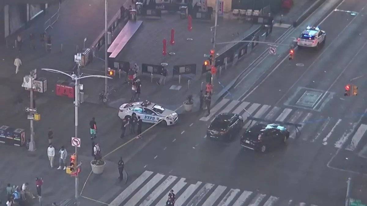 Paura e sangue a Times Square: giovane spara sui passanti