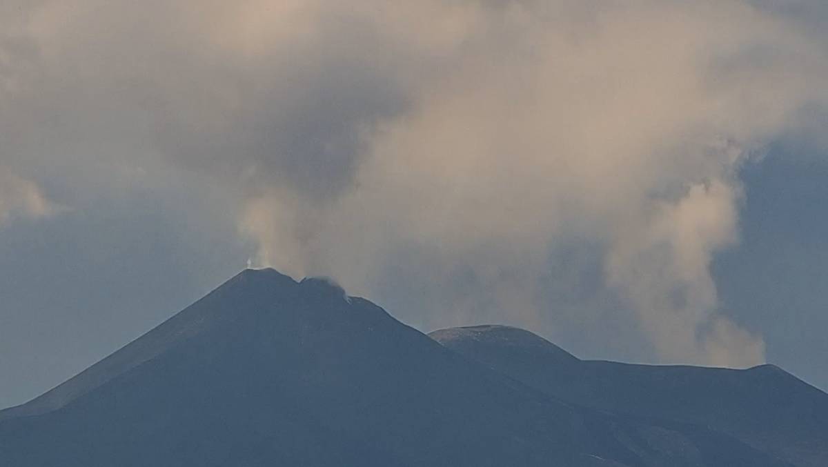 L'Etna fa paura, colata lavica a 3mila metri. Allarme per i voli