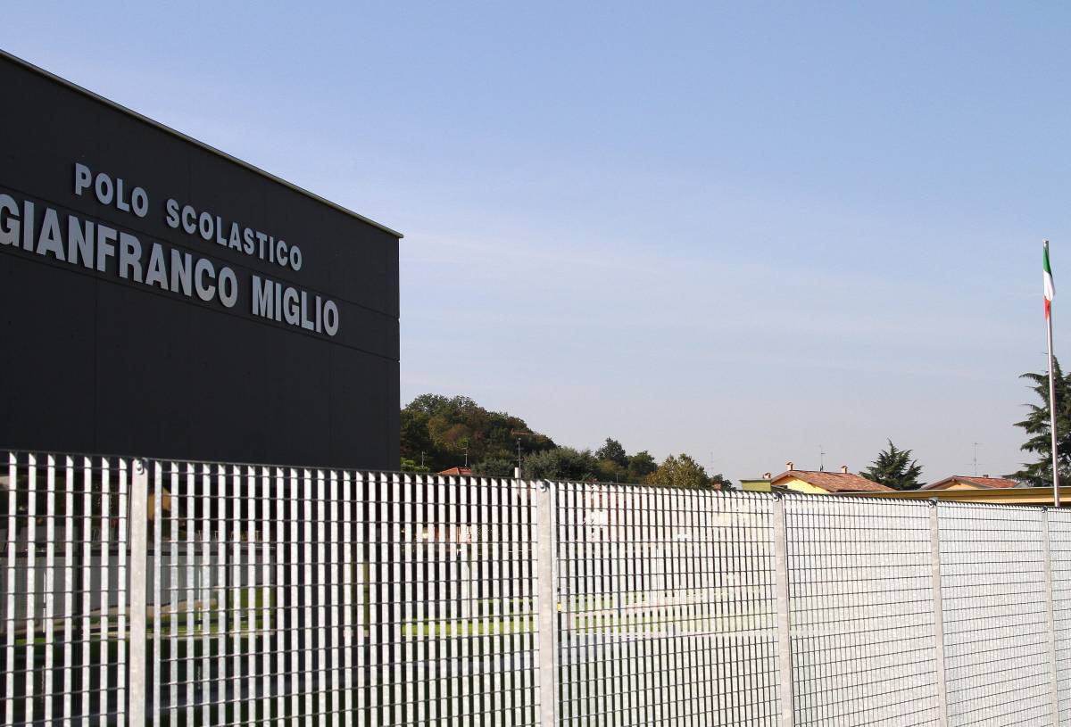 Il sindaco di sinistra cancella Gianfranco Miglio da Adro. Ira della Lega: "Ignorante e codardo"