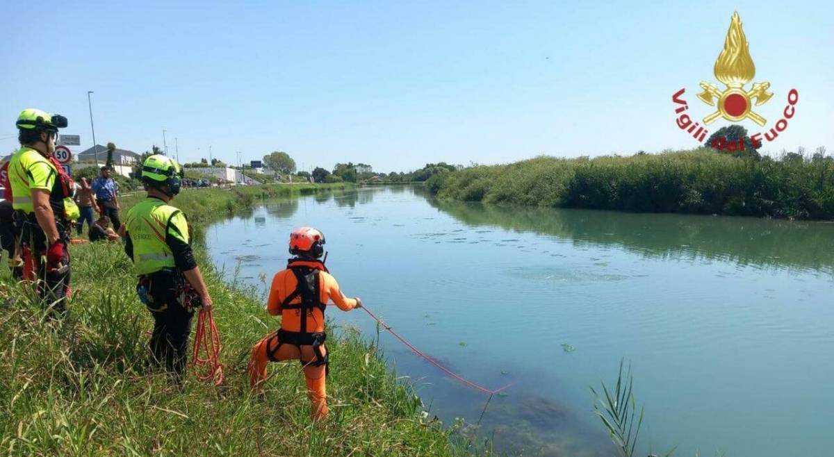 Jesolo, auto finisce nel fiume. Bimbo di 5 anni intrappolato sott’acqua, è gravissimo