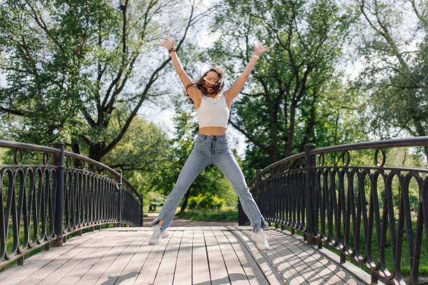 Jeans skinny la tendenza in vista dell'autunno. Gli outfit imperdibili a 50 anni