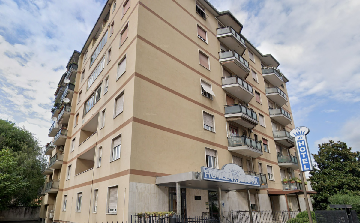 Cinisello Balsamo, donna precipita da un hotel: è grave