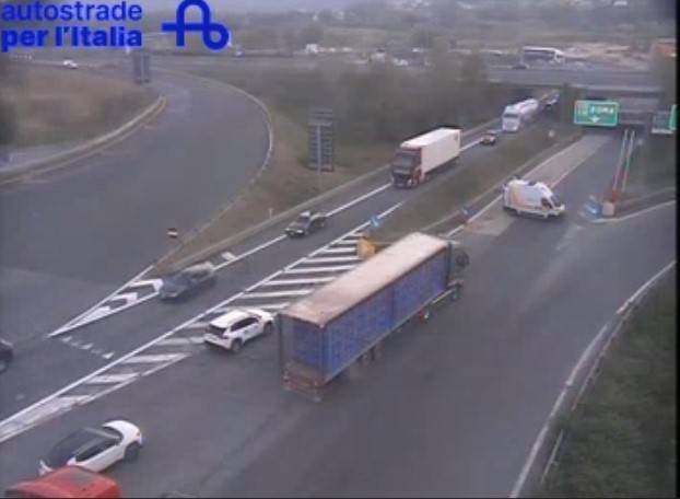 Autocisterna a fuoco sulla A1: code infinite e traffico bloccato