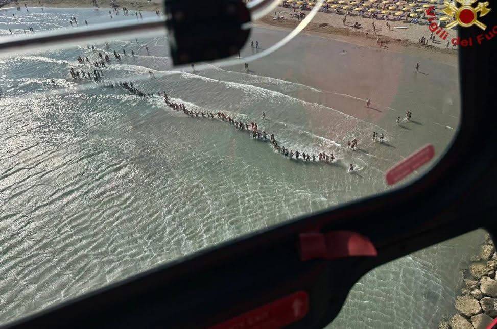 Bimbo di sei anni disperso in spiaggia e i bagnanti formano una catena umana per cercarlo