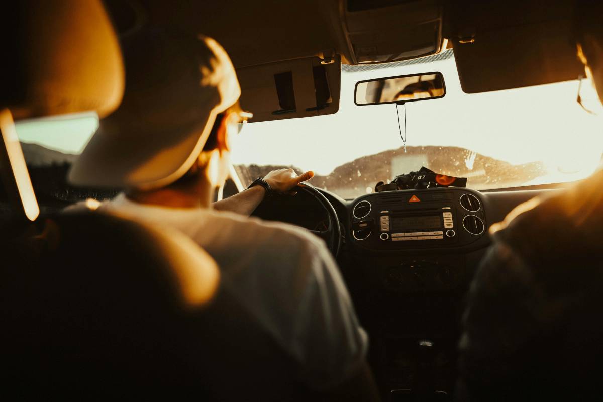 Occhio agli oggetti rimasti in auto sotto il sole: ecco quali possono provocare incendi