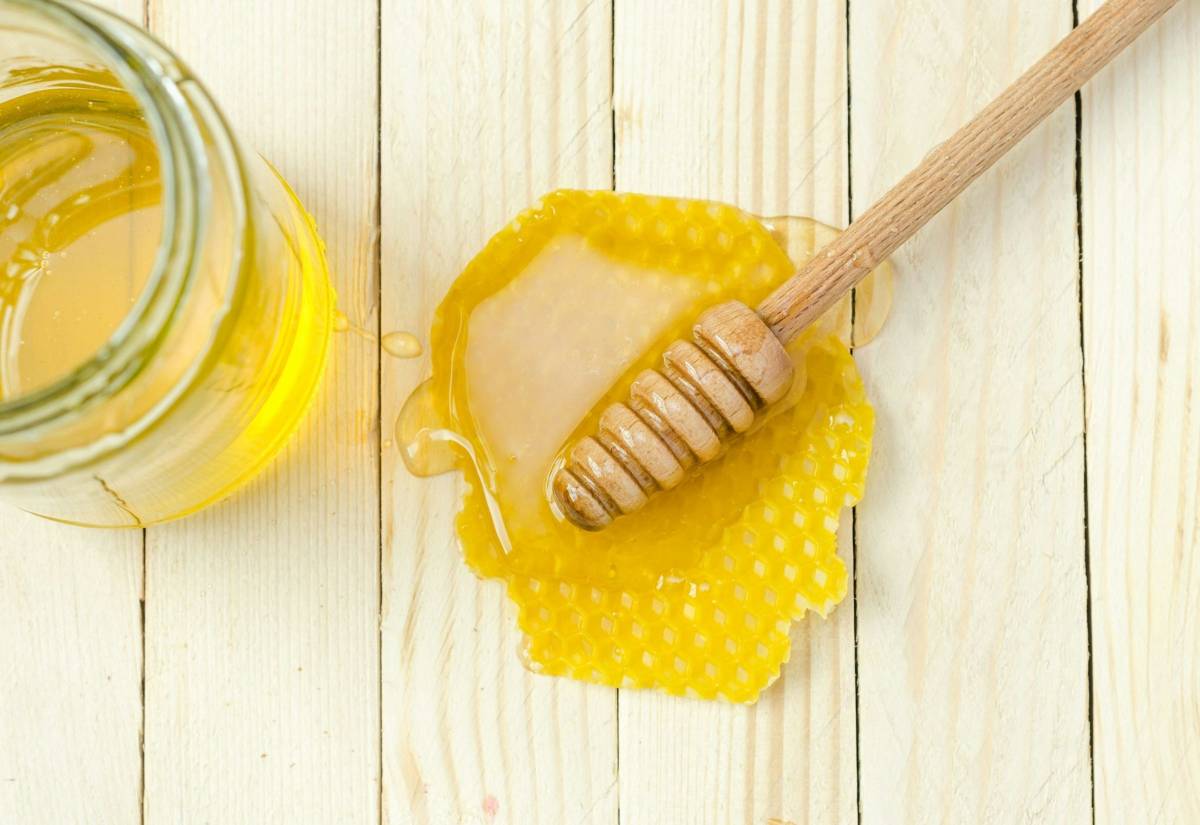 Miele nella skincare: 5 modi per usarlo e avere una pelle radiosa dopo i 35 anni
