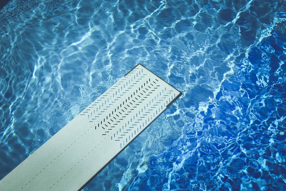 Bambino si tuffa dal trampolino e uccide un 67enne