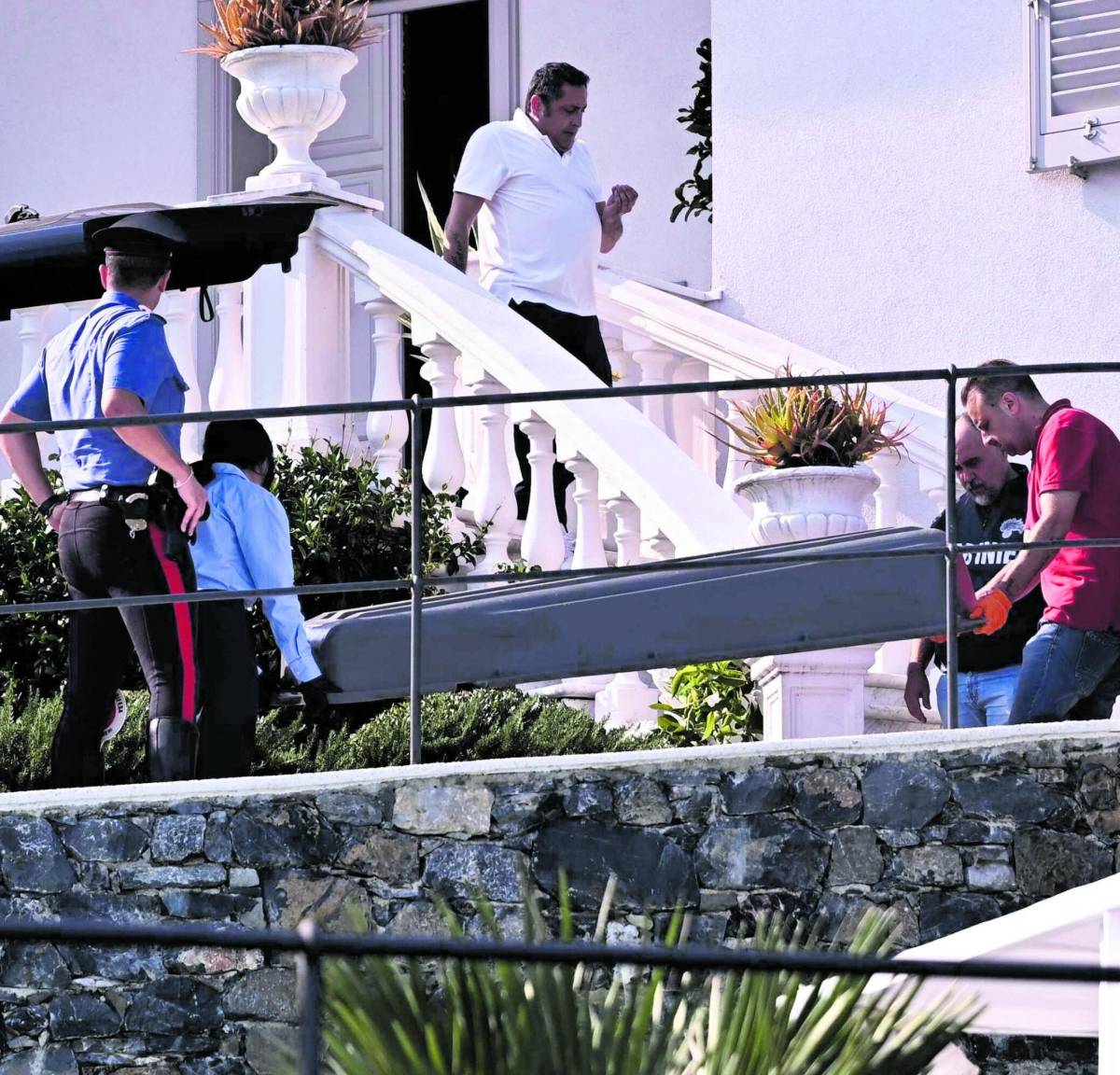 Braccialetto guasto: aggredisce la moglie e la uccide a coltellate