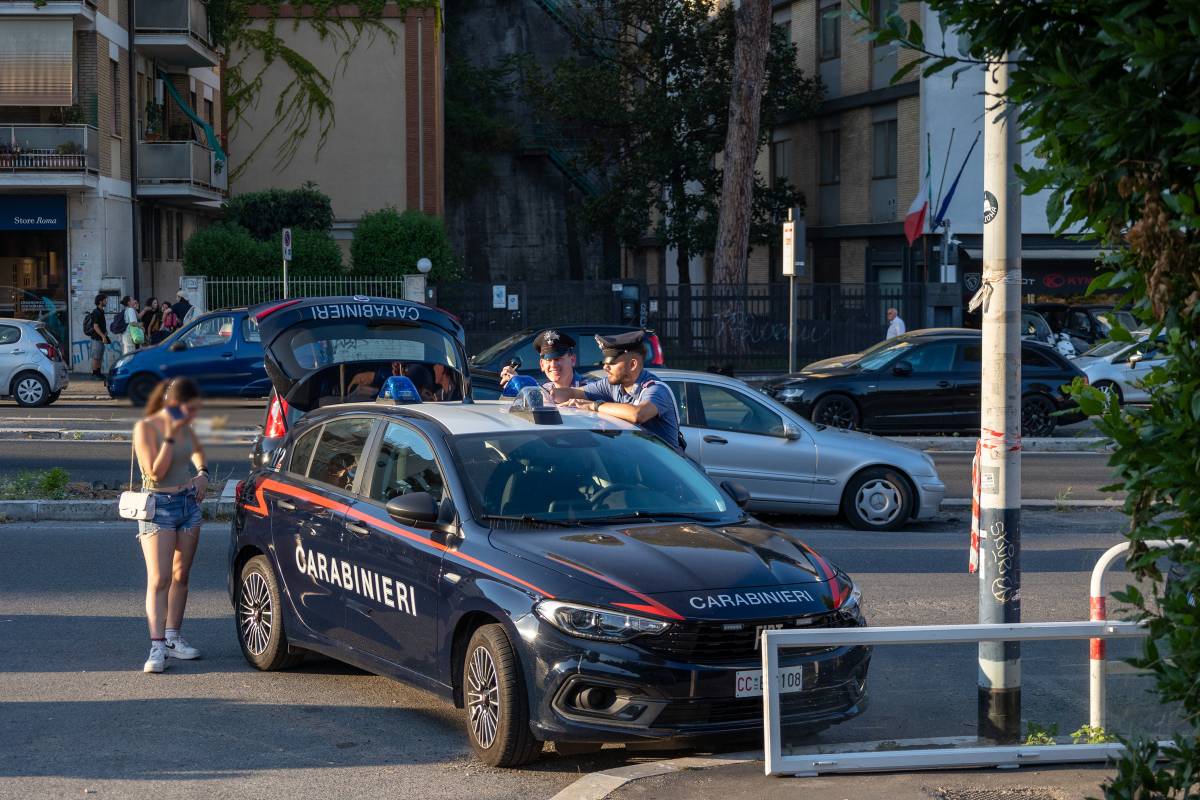 Madre lancia il passeggino contro un furgone in corsa, ferita bimba di due anni