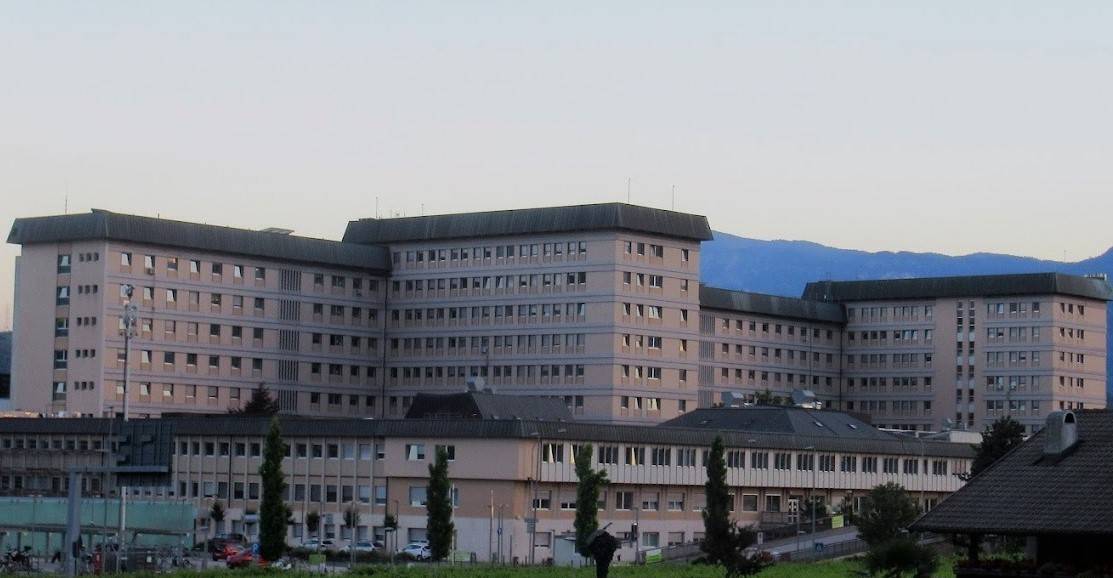 https://img.ilgcdn.com/sites/default/files/styles/xl/public/foto/2025/08/14/1755168947-ospedale-bolzano.jpg?_=1755170355