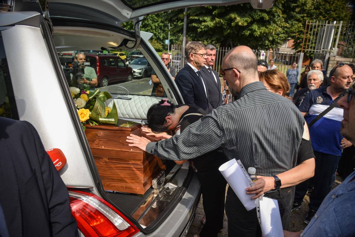 Almeno duecento persone ai funerali di Cecilia De Astis: il cordoglio di parenti e amici