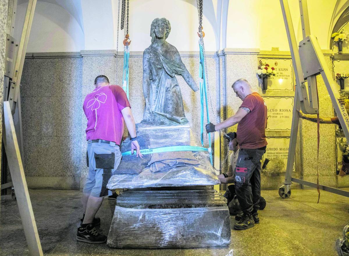 "La libertà" torna al Famedio, posata con la tecnica del ghiaccio