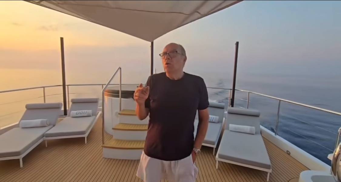 "Cargo battente bandiera liberiana...". Gli auguri di ferragosto di Carlo Verdone