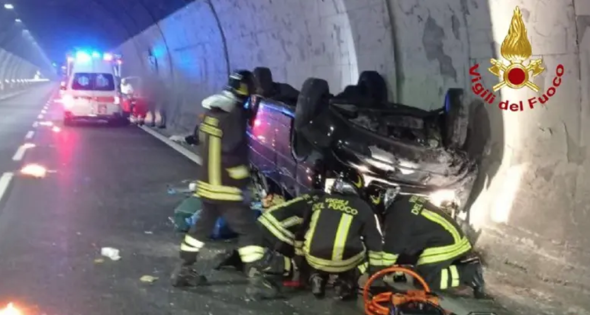 Veicolo si ribalta in galleria, estratti dal mezzo anche 5 bambini