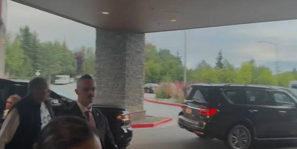 Lavrov in Alaska con la felpa Cccp: cosa c'è dietro la sfida "sovietica" del ministro russo