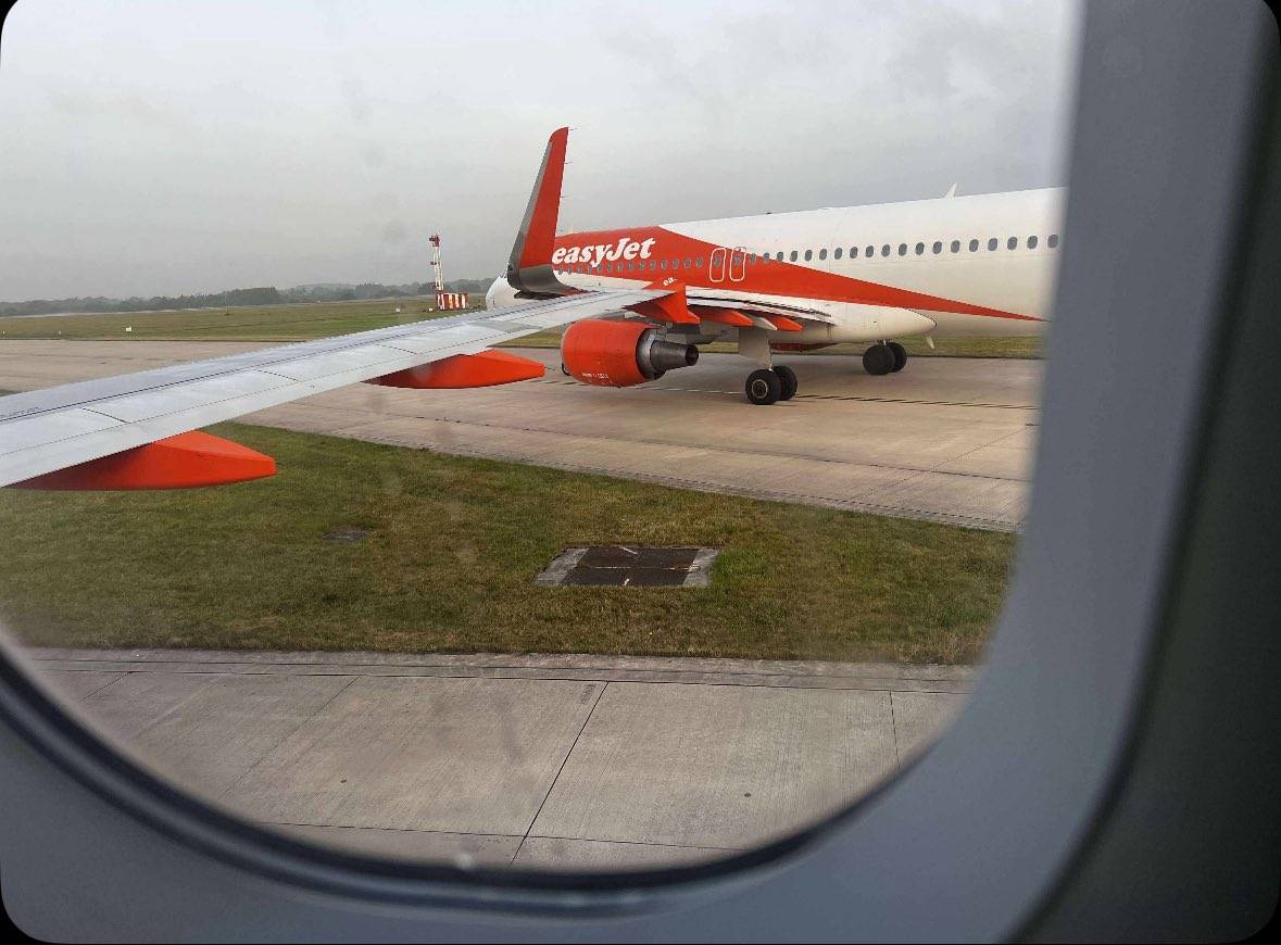 Le ali che si incrociano e la collisione: cos'è successo ai voli Easyjet prima del decollo