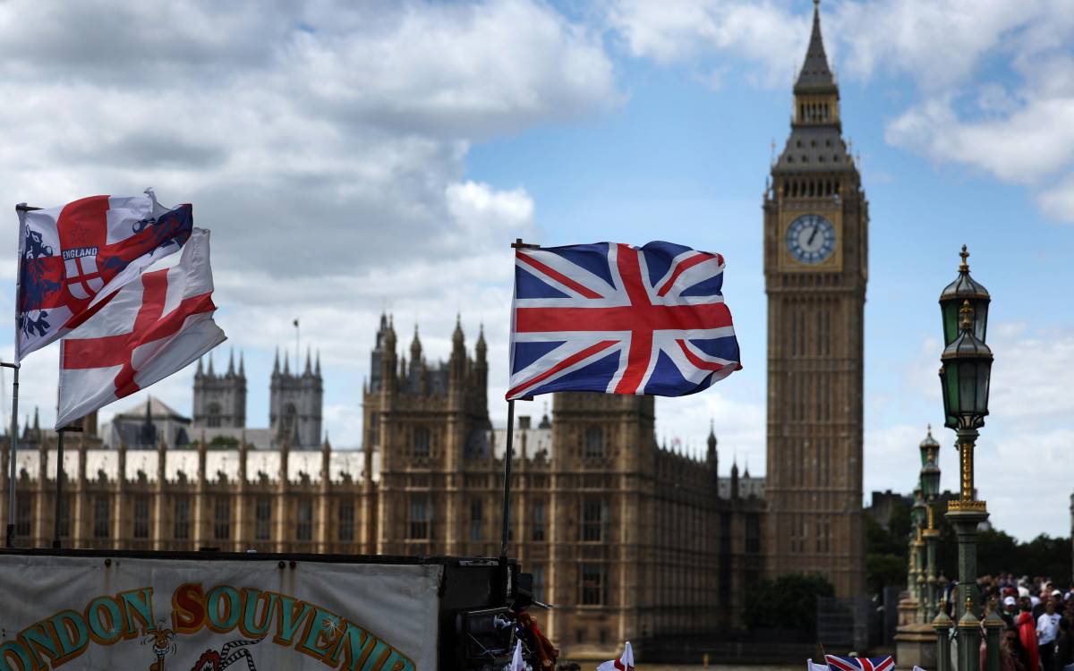 "Sì a quelle palestinesi, no a quelle inglesi". La guerra delle bandiere che infiamma il Regno Unito