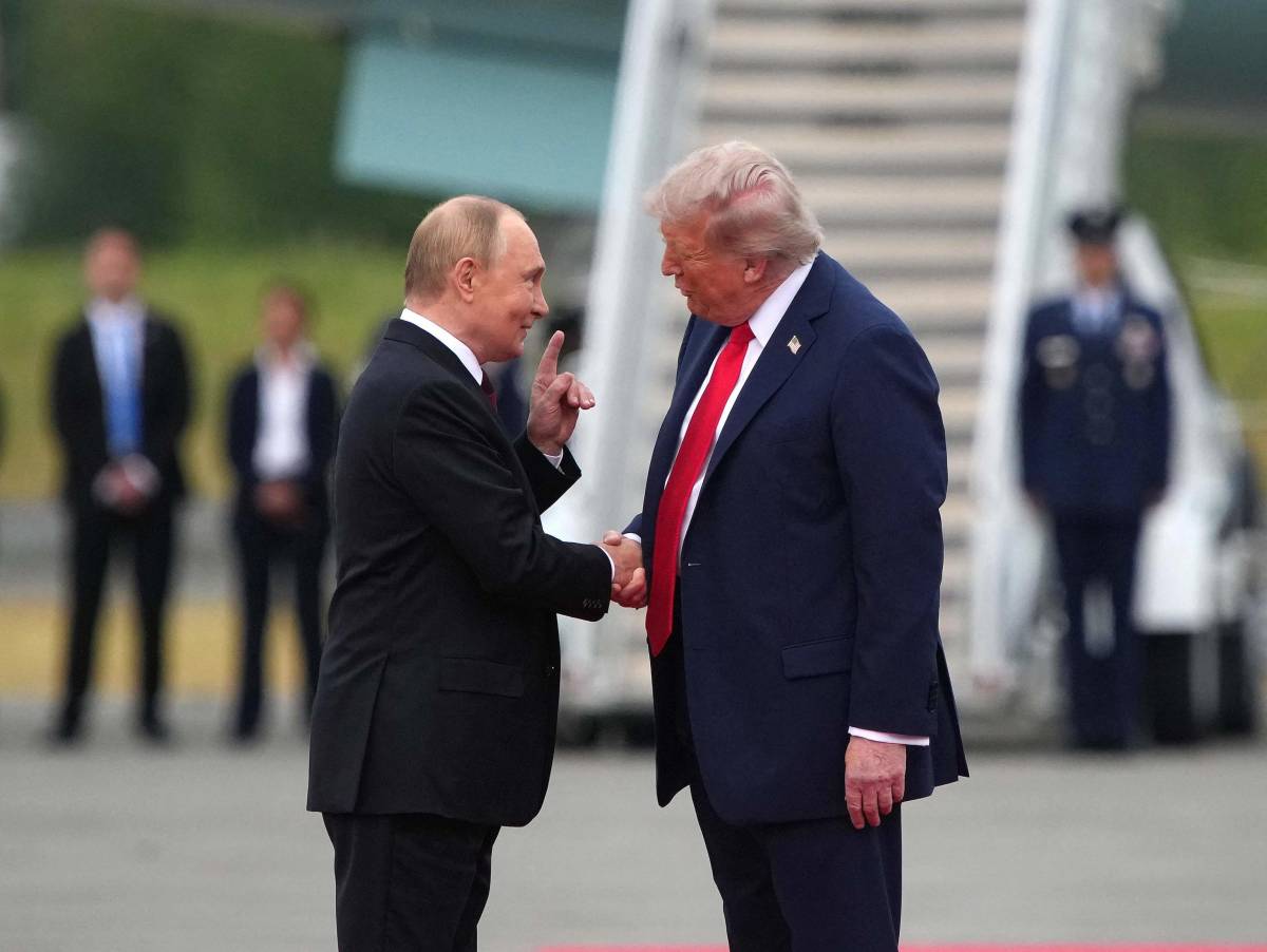 La falcata, le cravatte rosse e la stretta di mano: l'incontro Trump-Putin ai raggi X