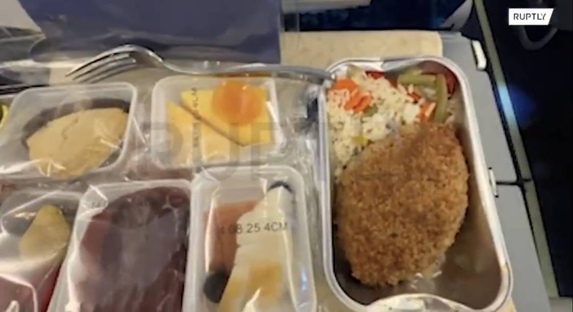 Il pasto a bordo del volo dei giornalisti russi