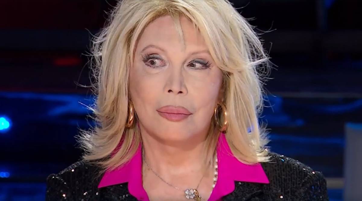 "Amanda Lear è un trans". L'attrice furibonda per il documentario trasmesso su Hbo Max