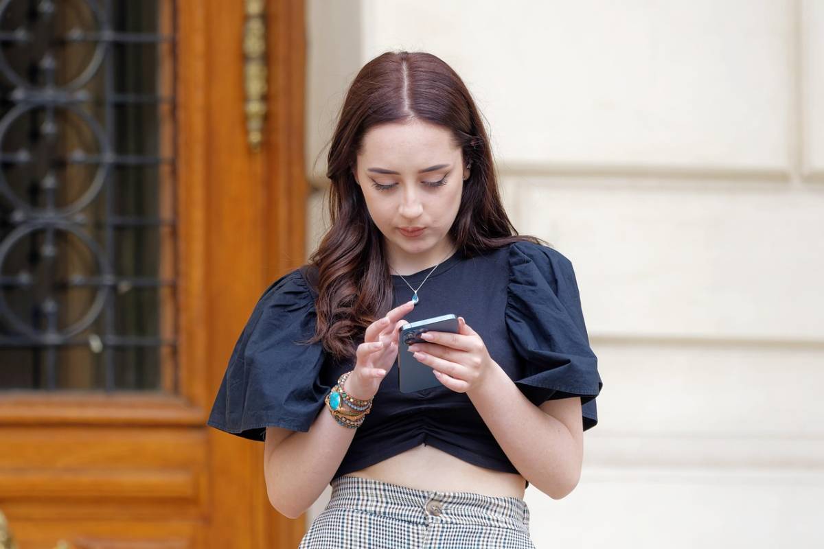 Strabismo da smartphone, che cos’è e come prevenirlo