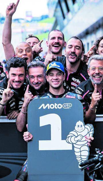  Aprilia cresce, pole di Bezzecchi. Pecco male nel mini Gp 
