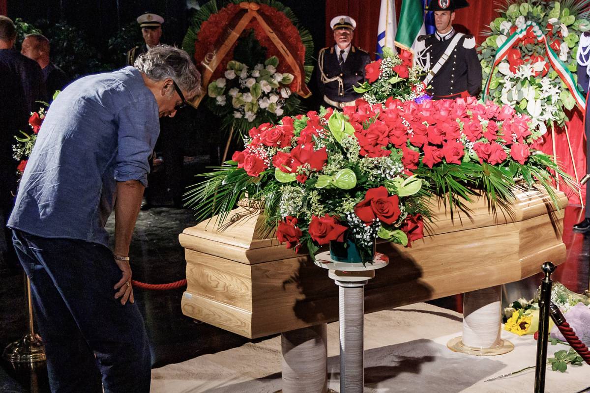 Fiorello rende omaggio alla salma di Pippo Baudo