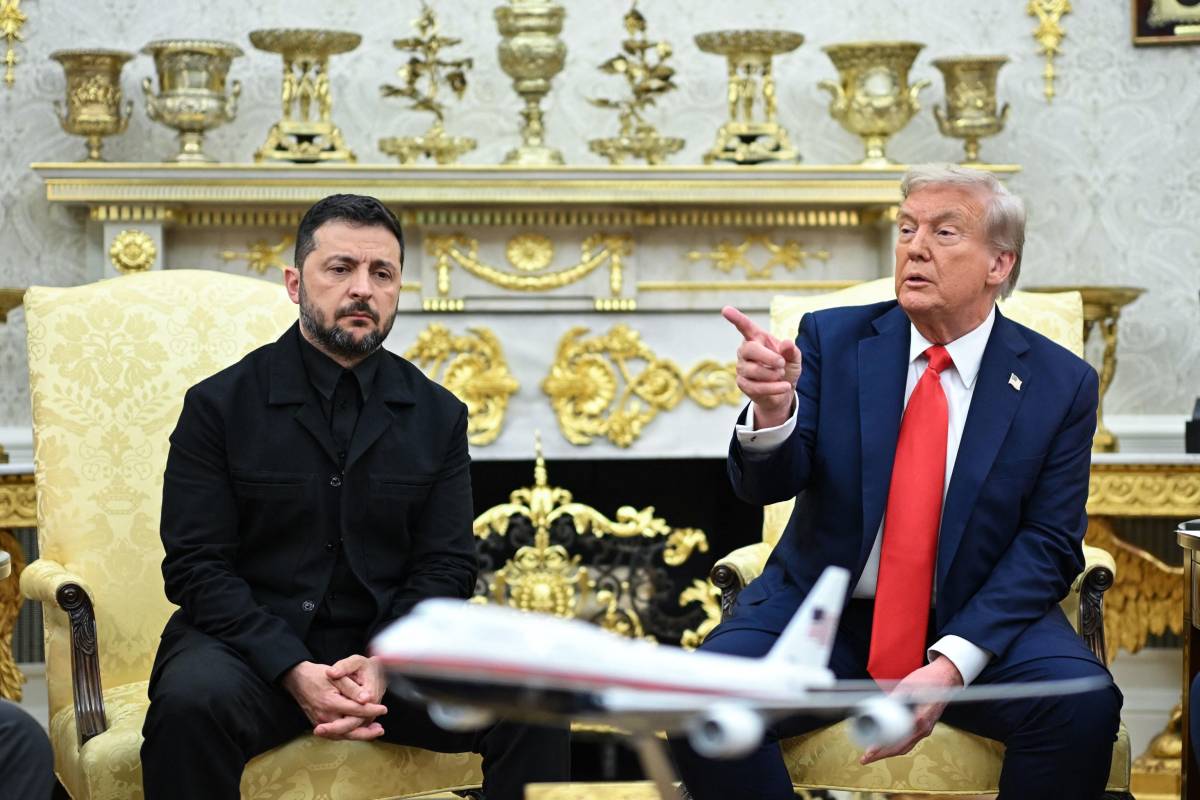 L'abito, le risposte e i "grazie": così Zelensky ha cambiato registro con Trump