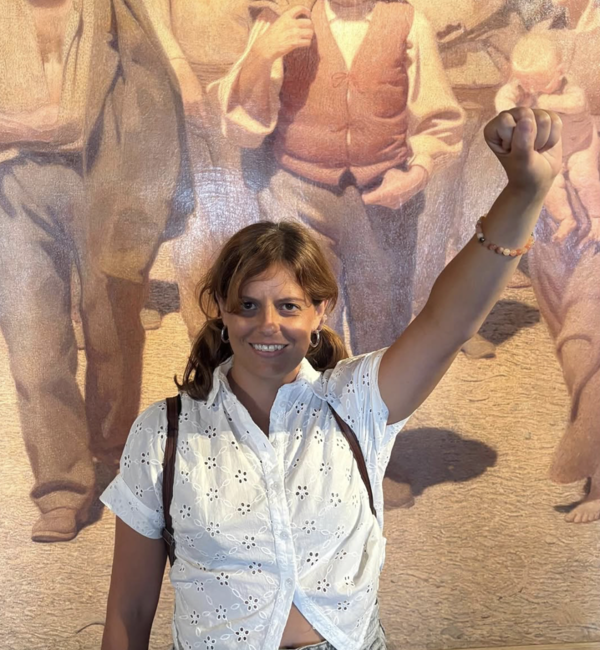 Salis e la foto con il pugno chiuso alzato: scoppia la polemica 
