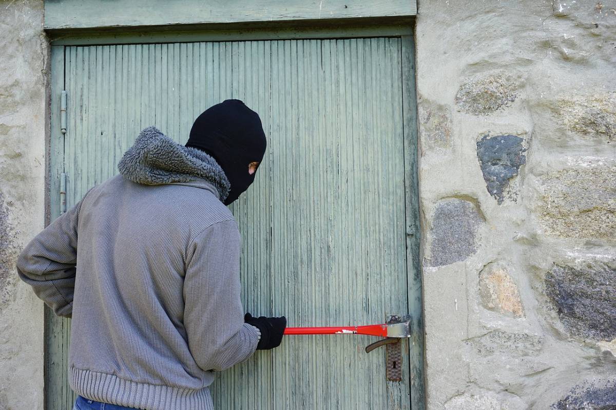 Furti in casa: cos’è la “colla invisibile” e come difendersi dai topi d’appartamento