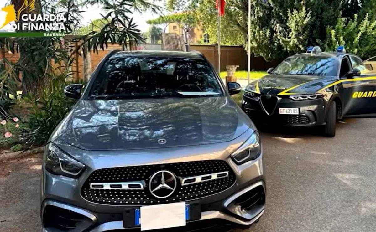 Madre morta da 10 anni: 66enne incassa la pensione, accumula 120mila euro e gira in Mercedes