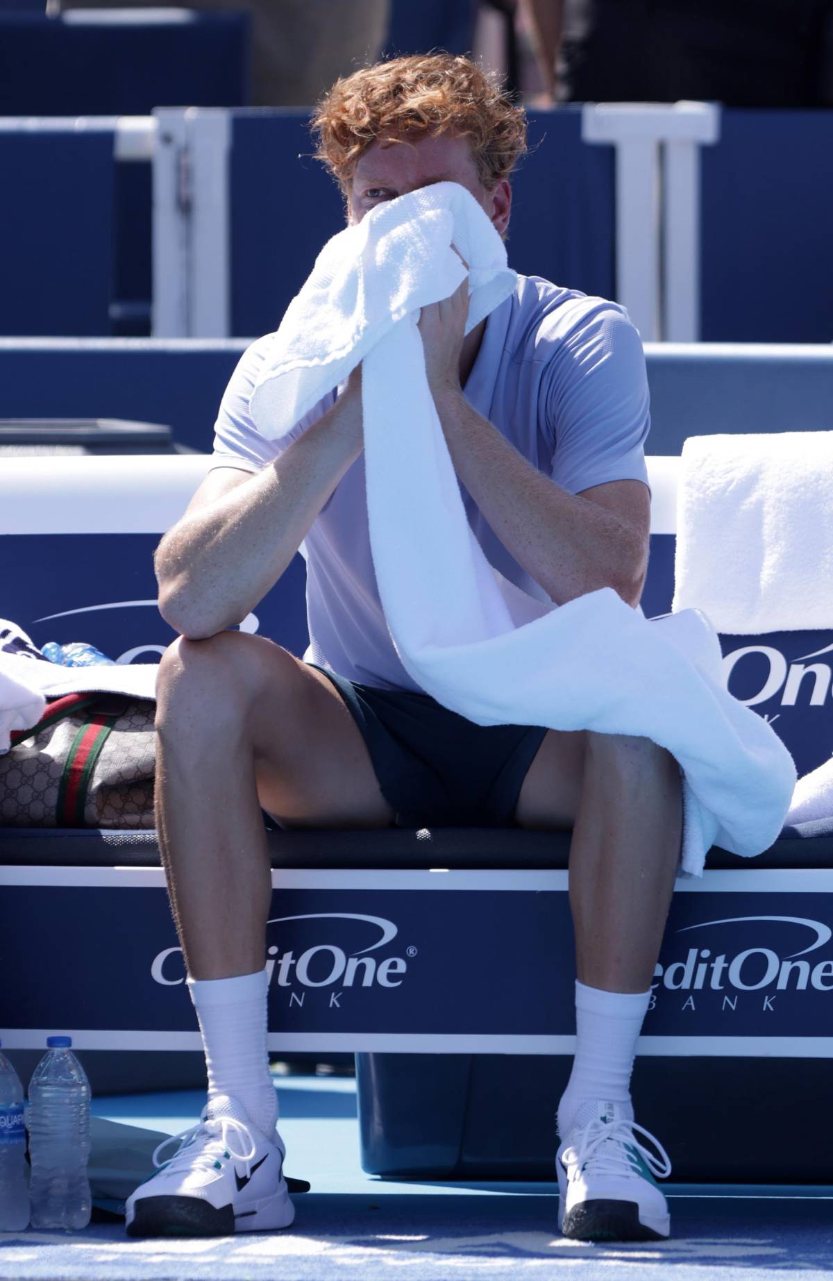 Jannik messo ko dal caldo ma il colpo di sole è di chi organizza
