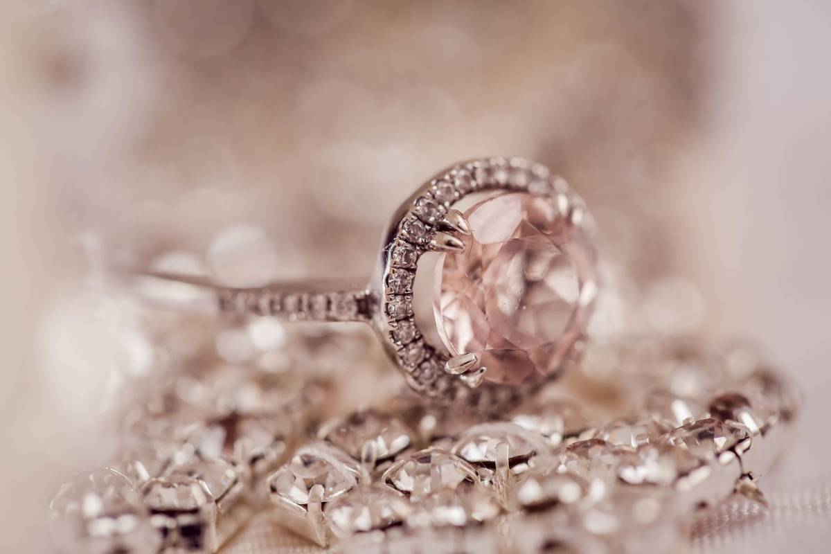 https://img.ilgcdn.com/sites/default/files/styles/xl/public/foto/2025/08/20/1755682128-diamond-2594307-1280.jpg?_=1755682128