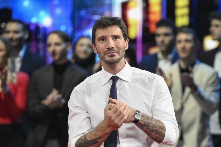 Caso De Martino, spunta un retroscena sul video: ecco chi ha avvisato lo showman