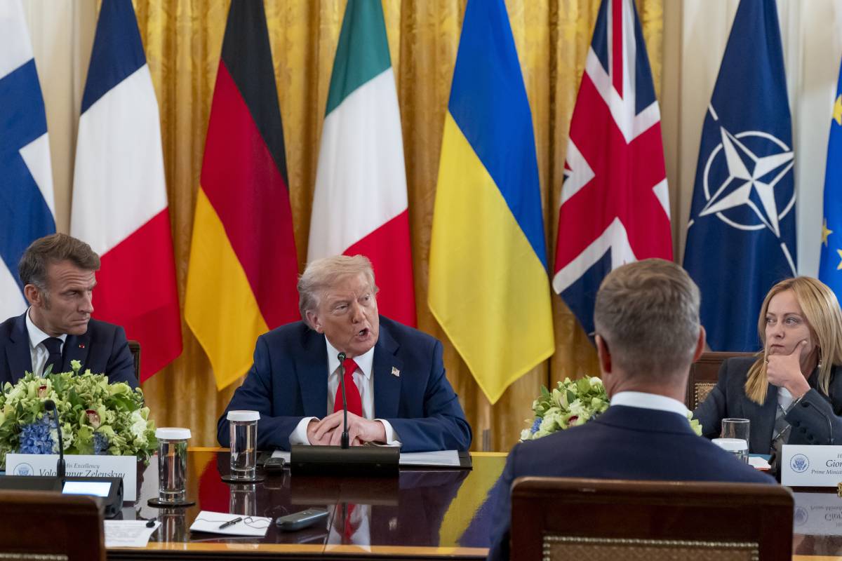 Colloqui e difesa: "Trump si sfila". Mosca attacca l'Ue e i Volenterosi