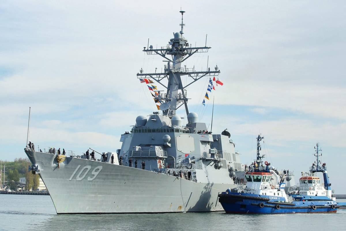 Navi da guerra, sottomarini e aerei spia: Trump invia la flotta contro narcos e Venezuela 