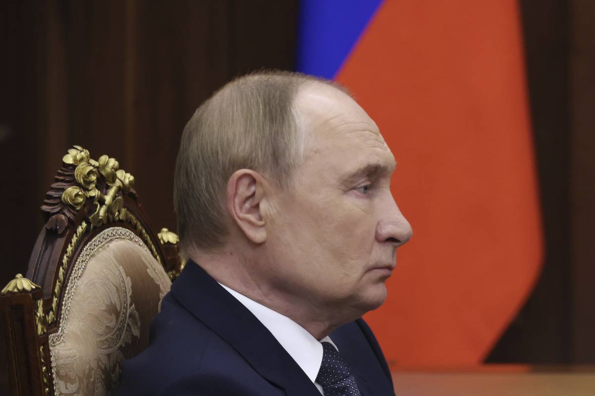 Putin non va mai in bagno da solo: cosa c'è dietro la strana storia sul raccoglitore di feci